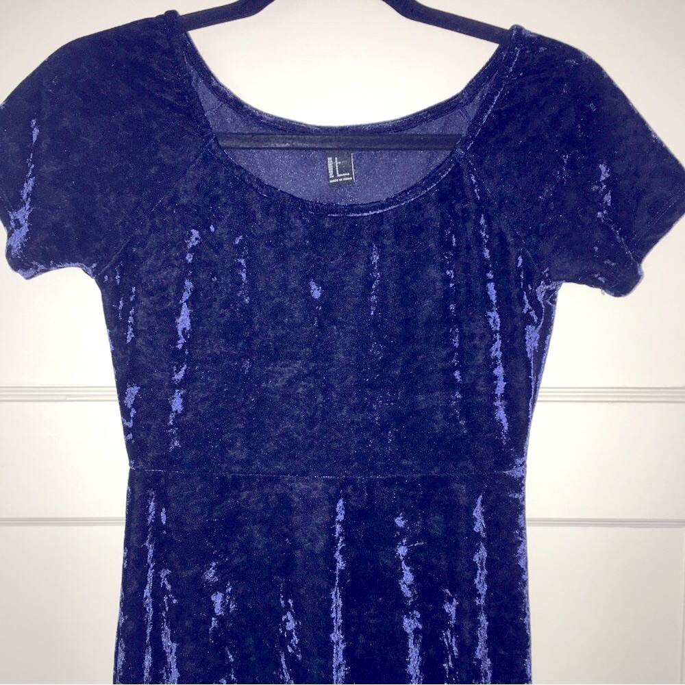 Crushed velvet babydoll dress 90’s style 💙